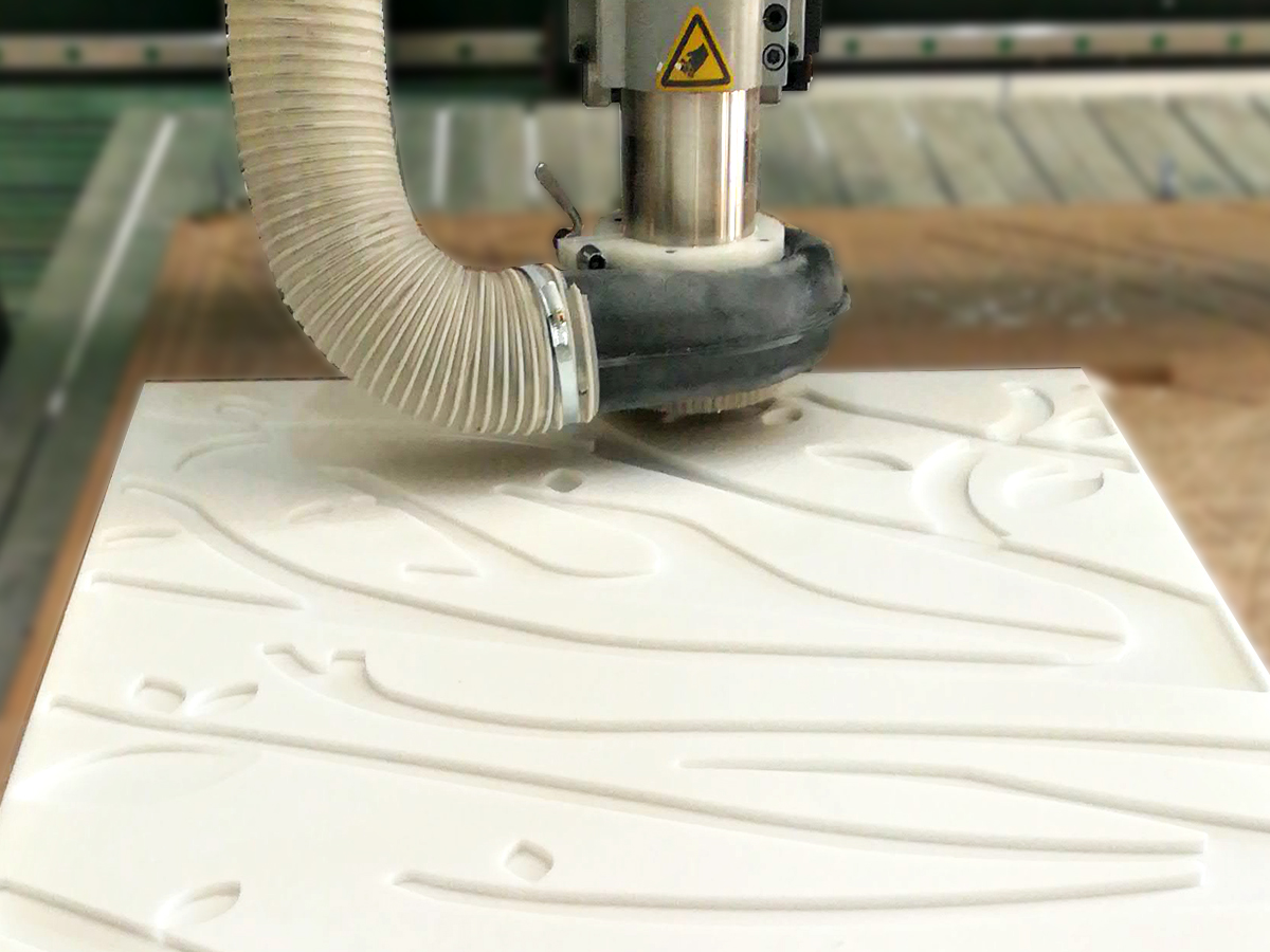 Router CNC tallando un panel texturizado